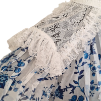 Blusa LN Florida Azul e Branca com Manga Rendada-M
