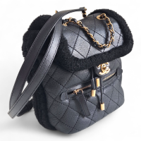 Mochila Chanel Shearling Preta
