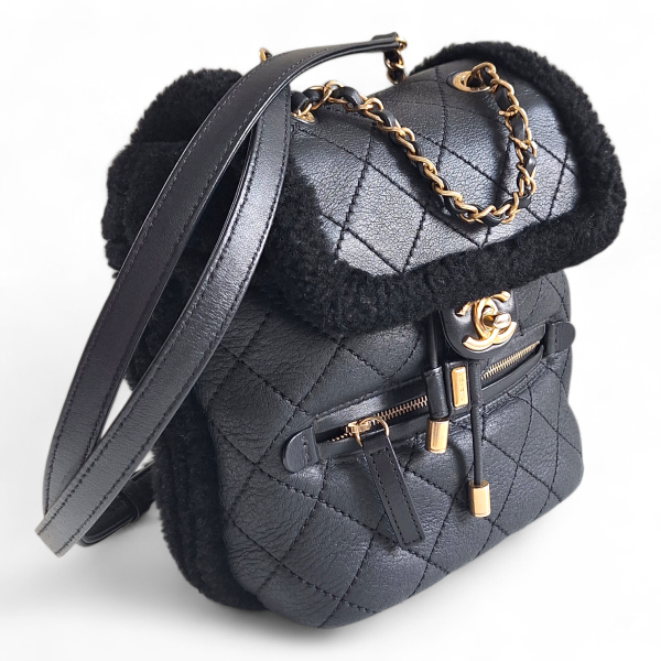 Mochila Chanel Shearling Preta
