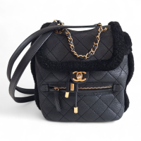 Mochila Chanel Shearling Preta
