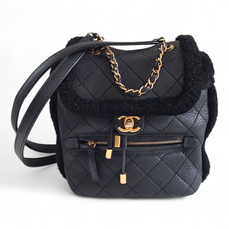 Mochila Chanel Shearling Preta