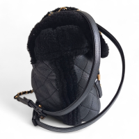 Mochila Chanel Shearling Preta