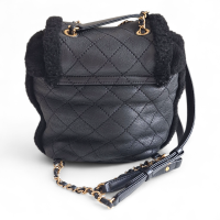 Mochila Chanel Shearling Preta