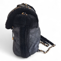 Mochila Chanel Shearling Preta
