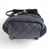Mochila Chanel Shearling Preta