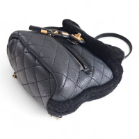 Mochila Chanel Shearling Preta