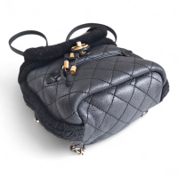 Mochila Chanel Shearling Preta