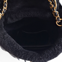 Mochila Chanel Shearling Preta
