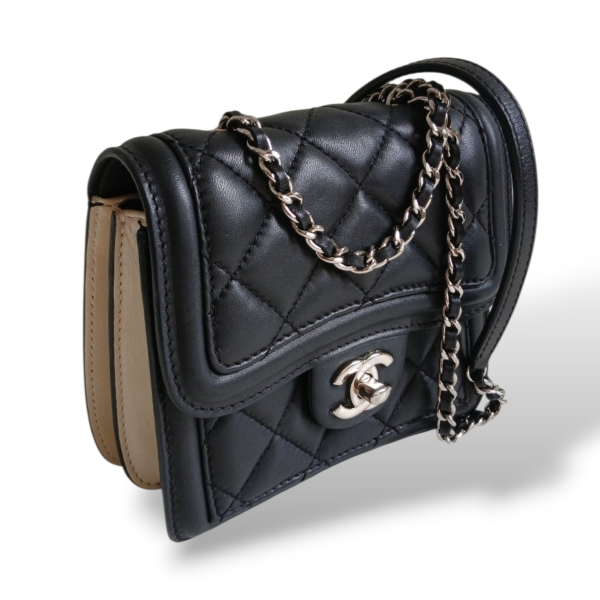 Bolsa Chanel Mini Graphic Flap Preta Matelassê