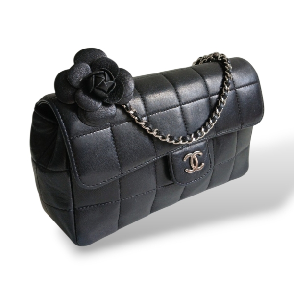 Bolsa Chanel East-West Chocolate Bar Preta 