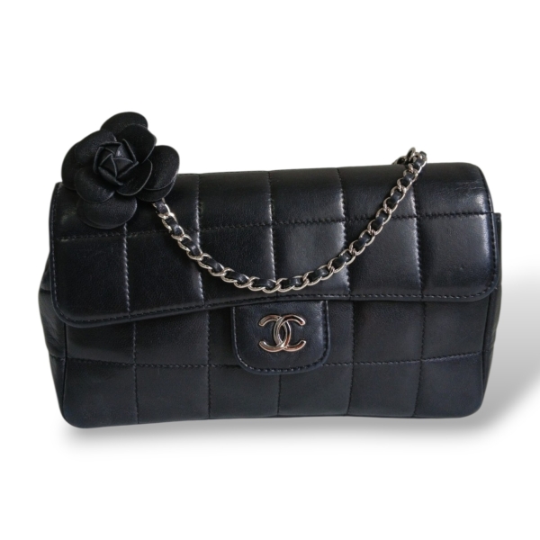 Bolsa Chanel East-West Chocolate Bar Preta 