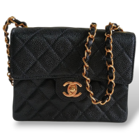 Bolsa Chanel Mini Flap Preta em Couro Caviar e Ferragens Douradas