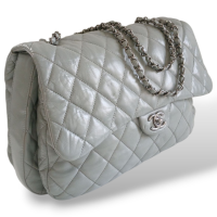 Bolsa Chanel Tiracolo Maxi Lambskin Cinza Ferragem Prata