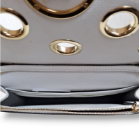 Bolsa Fendi Off White com Detalhes em Python