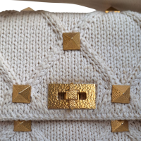 Bolsa Valentino Garavani Knit Roman Stud Off White 