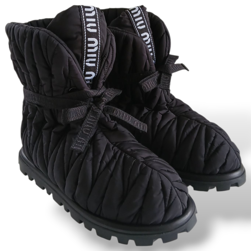 Bota Miu Miu em Nylon Matelassê Preta-37