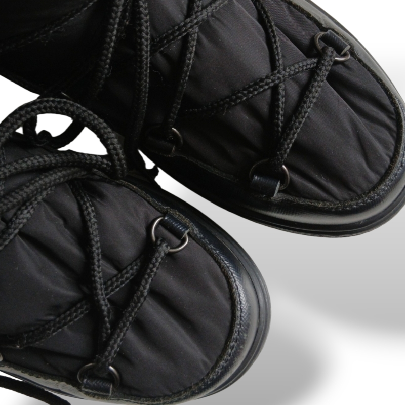 Bota Moncler Preta - 35 