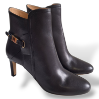 Bota Salvatore Ferragamo com Fivela Dourada - 37 Bota Salvatore Ferragamo com Fivela Dourada - 37