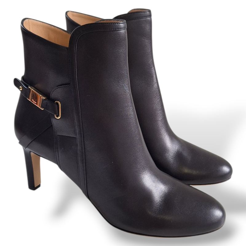 Bota Salvatore Ferragamo com Fivela Dourada - 37 Bota Salvatore Ferragamo com Fivela Dourada - 37