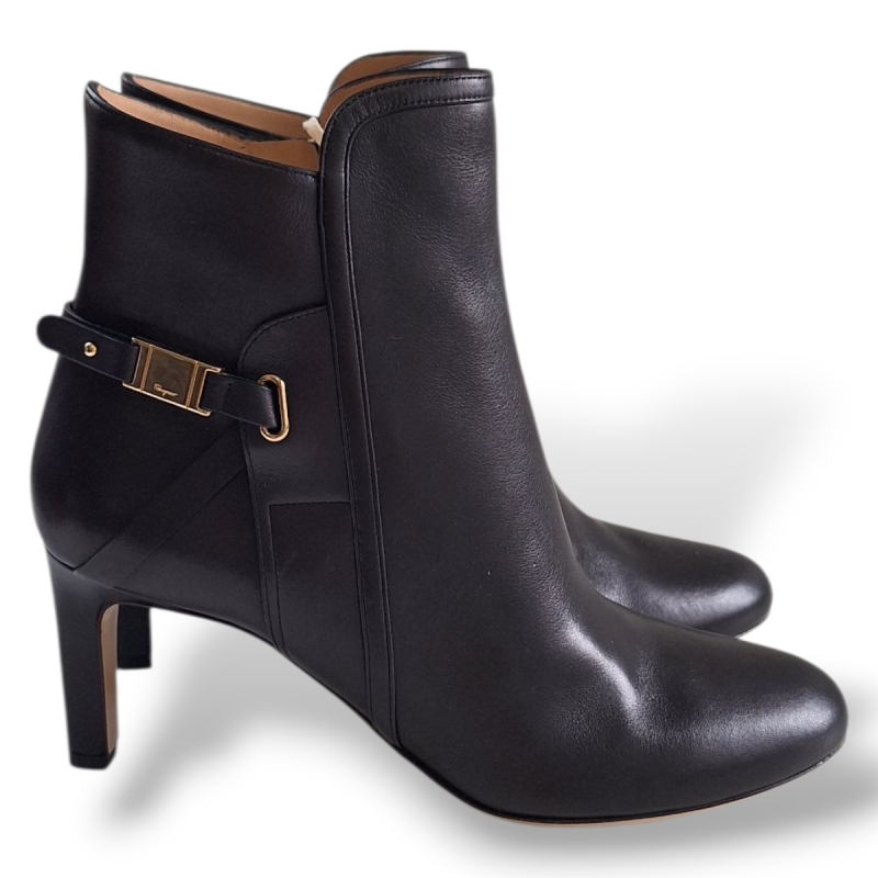 Bota Salvatore Ferragamo com Fivela Dourada - 37 Bota Salvatore Ferragamo com Fivela Dourada - 37