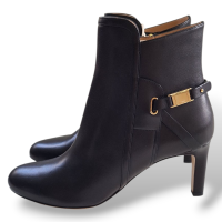 Bota Salvatore Ferragamo com Fivela Dourada - 37 Bota Salvatore Ferragamo com Fivela Dourada - 37