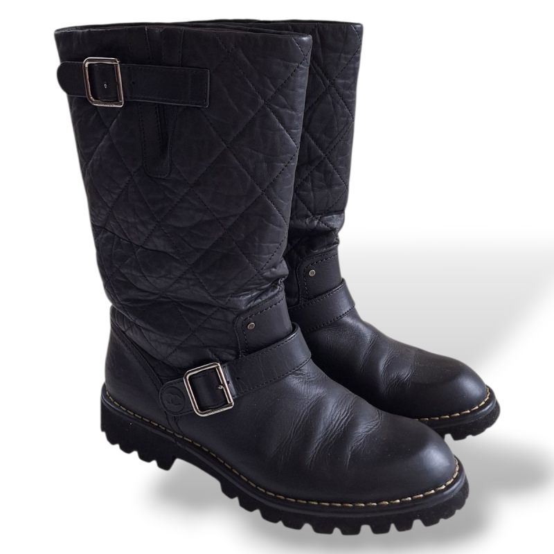 Bota Chanel em Matelassê Preta - 38 Bota Chanel em Matelassê Preta - 38