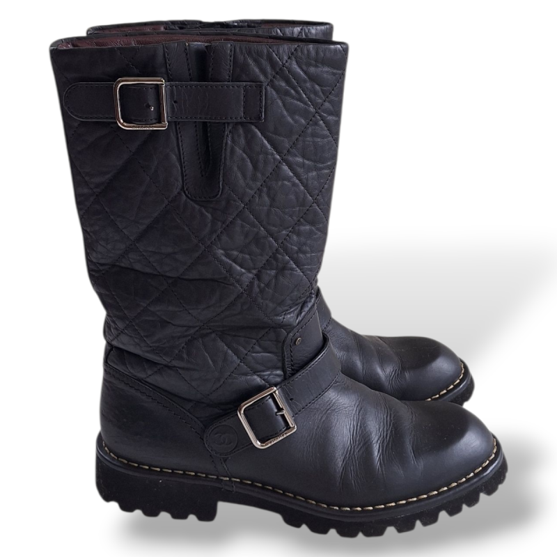 Bota Chanel em Matelassê Preta - 38 Bota Chanel em Matelassê Preta - 38