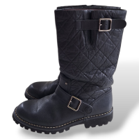 Bota Chanel em Matelassê Preta - 38 Bota Chanel em Matelassê Preta - 38