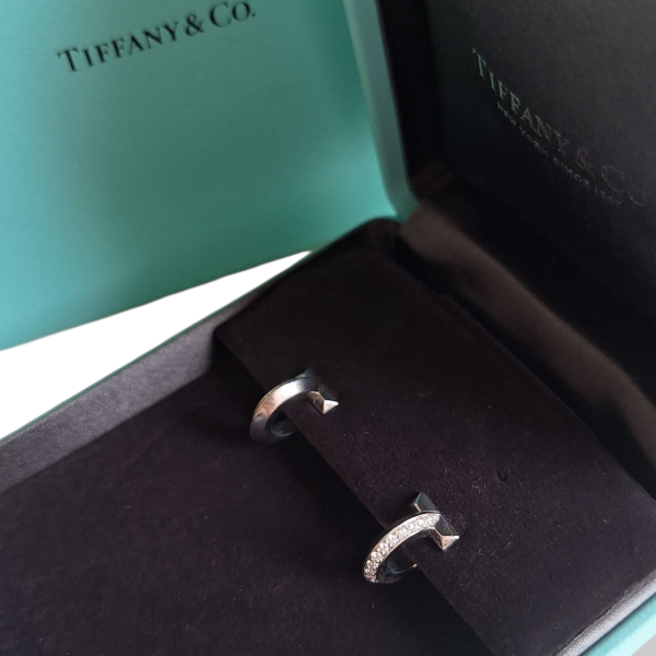Brinco Tiffany de Argola T com Diamantes em Ouro Branco  Brinco Tiffany de Argola T com Diamantes em Ouro Branco