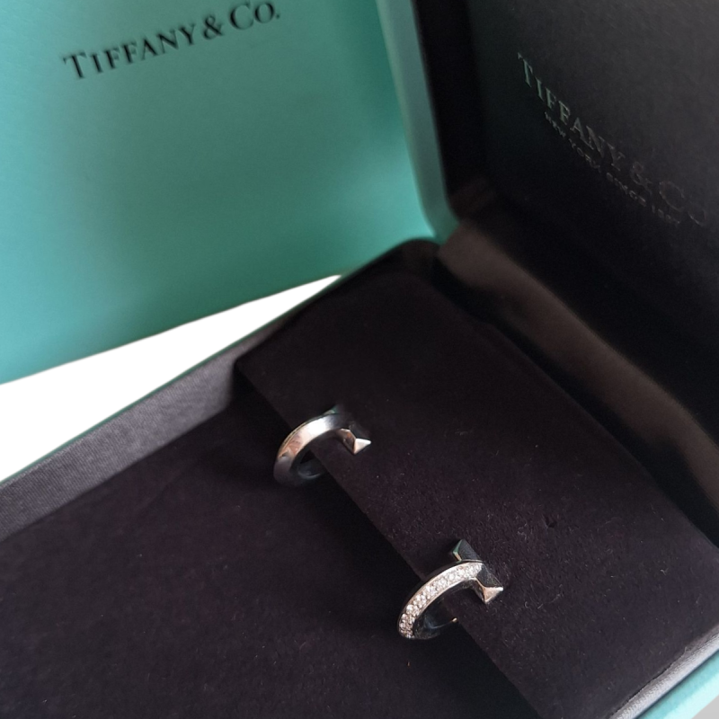 Brinco Tiffany de Argola T com Diamantes em Ouro Branco 