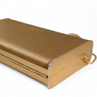 Clutch Carolina Herrera Scala Insígnia Dourada 