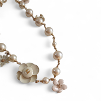 Colar Chanel CC Pérolas e Flor de Camélia Colar Chanel CC Pérolas e Flor de Camélia