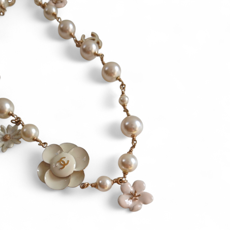 Colar Chanel CC Pérolas e Flor de Camélia 