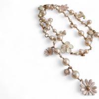 Colar Chanel CC Pérolas e Flor de Camélia Colar Chanel CC Pérolas e Flor de Camélia