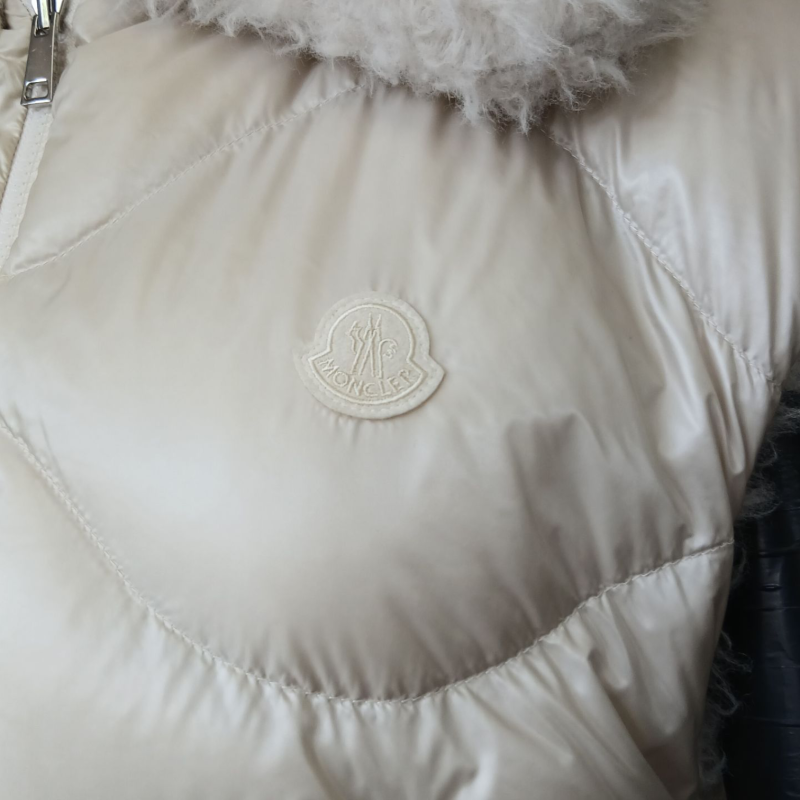 Colete Moncler Off White com Pelo Interno e Capuz-36