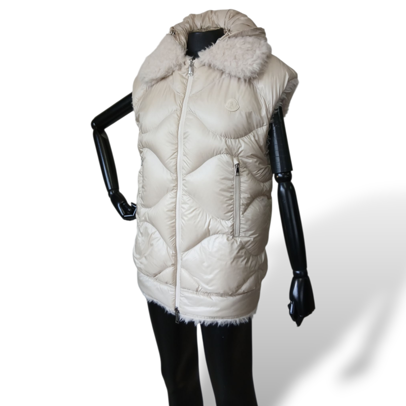 Colete Moncler Off White com Pelo Interno e Capuz-36