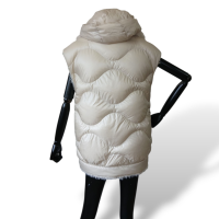 Colete Moncler Off White com Pelo Interno e Capuz-36