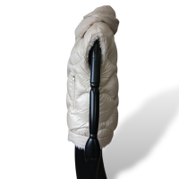 Colete Moncler Off White com Pelo Interno e Capuz-36