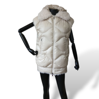 Colete Moncler Off White com Pelo Interno e Capuz-36