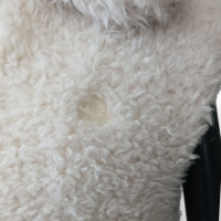 Colete Moncler Off White com Pelo Interno e Capuz-36