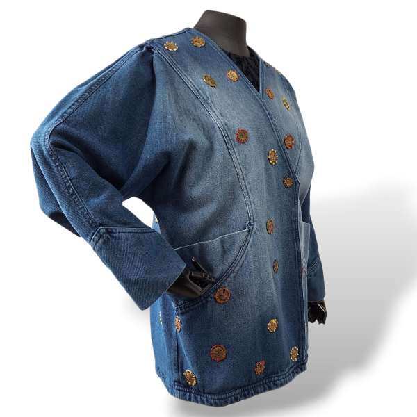 Jaqueta WaiWai de Jeans com Aplicações Jaqueta WaiWai de Jeans com Aplicações