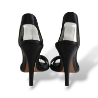 Sandália Salvatore Ferragamo em Cetim Preto -36