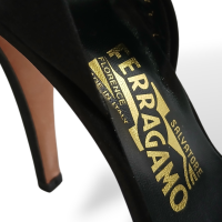 Sandália Salvatore Ferragamo em Cetim Preto -36