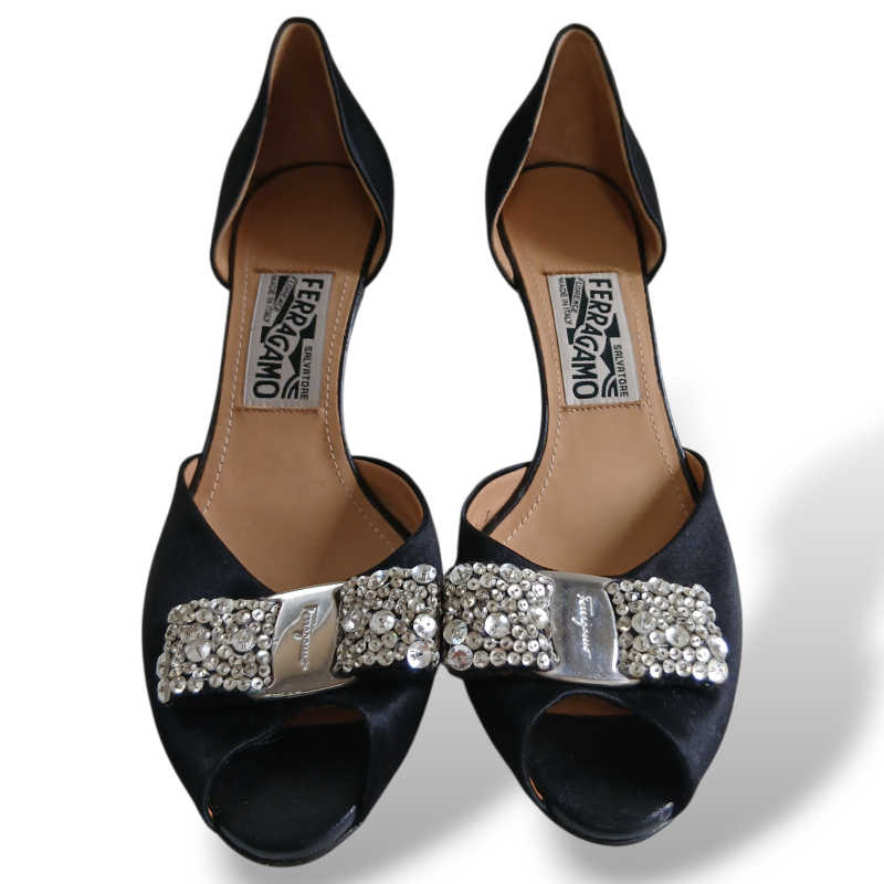 Peep Toe Salvatore Ferragamo em Cetim Preto com Laço-36