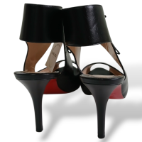 Peep Toe Christian Louboutin em Couro Preto-38