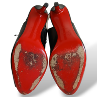 Peep Toe Christian Louboutin em Couro Preto-38