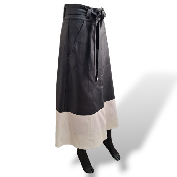 Saia Cruise Preta com Barrado Off White - 38 Saia Cruise Preta com Barrado Off White - 38