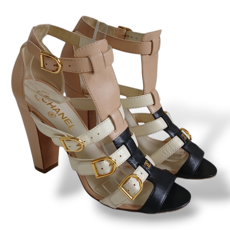 Sandália Chanel em Couro com Fivelas-37