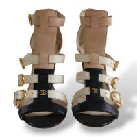 Sandália Chanel em Couro com Fivelas-37