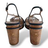 Sandália Chanel em Couro Azul Marinho Salto Bloco-39